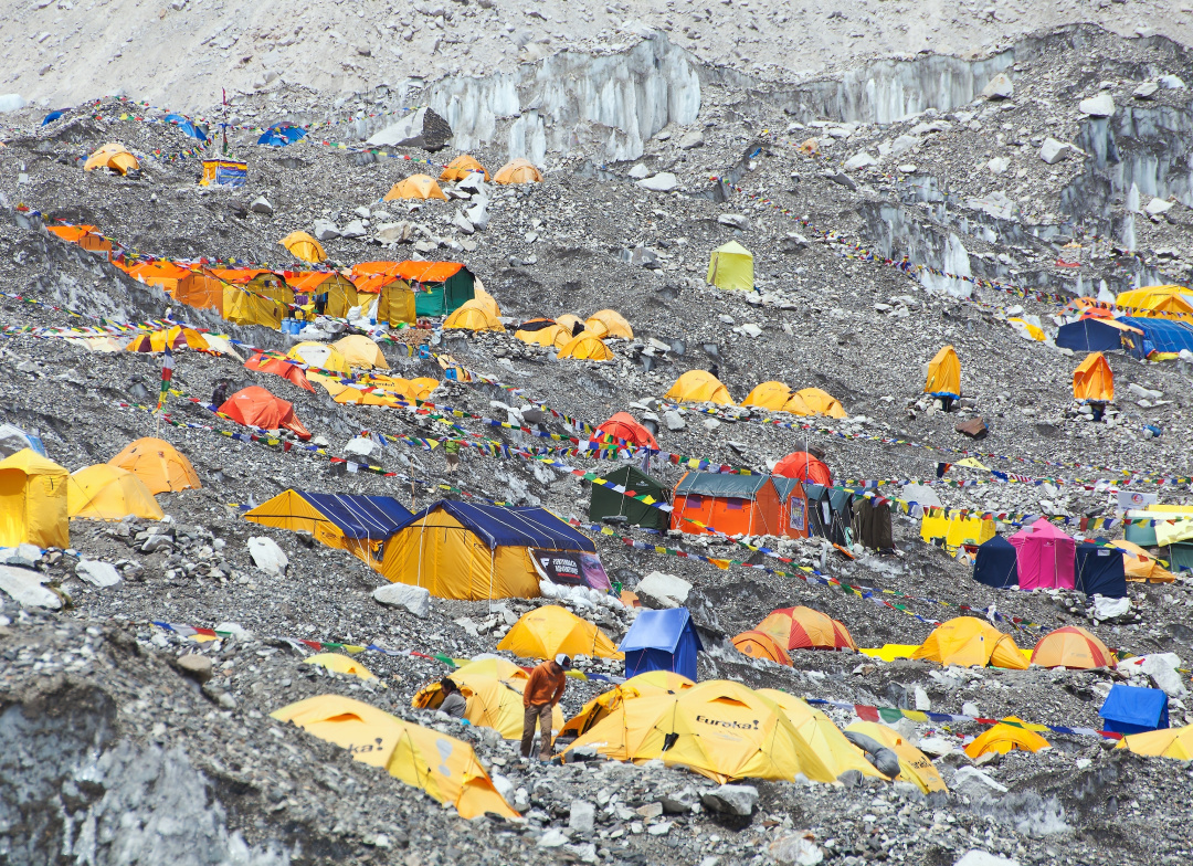 人類凈土也失守，500登山客被困，尼泊爾怎么辦？