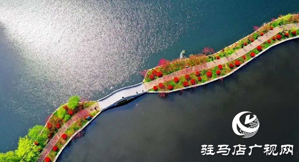 春風(fēng)拂“蘇堤”，游人醉“斷橋”，四月的天中美景似江南