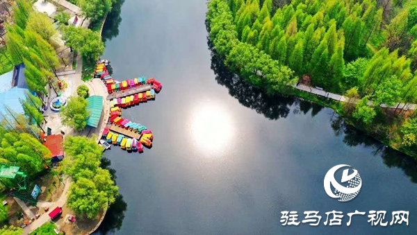 春風(fēng)拂“蘇堤”，游人醉“斷橋”，四月的天中美景似江南