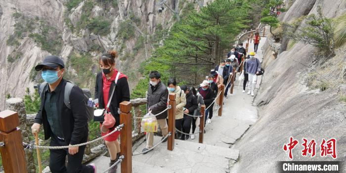 景區(qū)又現(xiàn)人從眾，報(bào)復(fù)性旅游來了！鐘南山提醒要聽-中新網(wǎng)