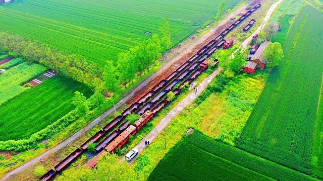 在汝南縣老君廟火車站門口的鐵軌上，一列K301/K303次列車已?？寇囌窘辍?  title=
