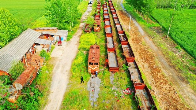 停靠的車站——汝南縣老君廟火車站，這里曾經(jīng)是一處重要的車站，人流量、貨運量都非常大。