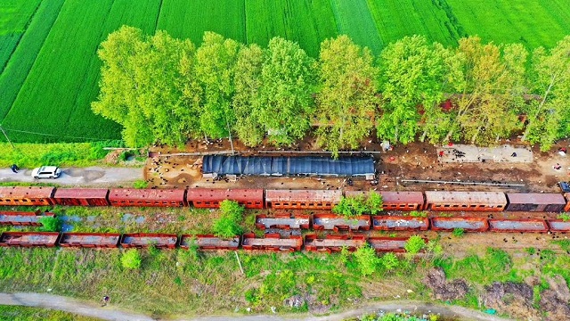 窄軌小火車主要運行在上世紀末，是當時當?shù)厝罕娭匾某鲂蟹绞剑瑫r也承擔著大宗商品的貨運業(yè)務。
