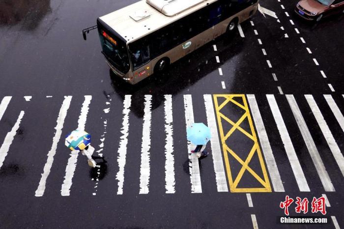 新一輪大范圍降雨來(lái)臨 中東部氣溫經(jīng)歷“過(guò)山車(chē)”