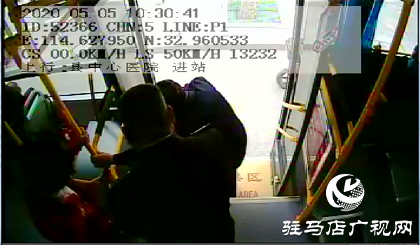 突發(fā)！老人公交車內(nèi)嘶聲呼救，多名乘客手足無(wú)措，緊急時(shí)刻……