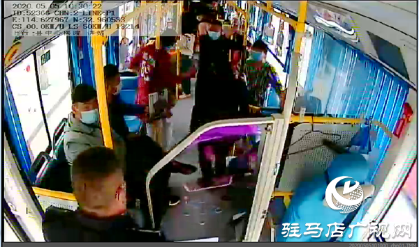 突發(fā)！老人公交車內(nèi)嘶聲呼救，多名乘客手足無(wú)措，緊急時(shí)刻……
