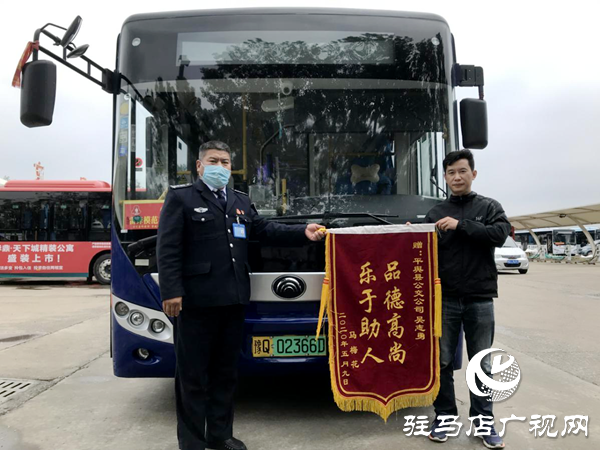 突發(fā)！老人公交車內(nèi)嘶聲呼救，多名乘客手足無(wú)措，緊急時(shí)刻……