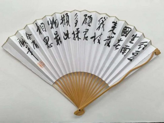 讀過金庸的武俠小說，但你看過金庸畫的扇面嗎？
