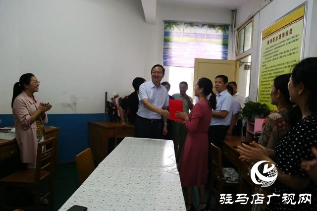 深深敬師義、濃濃關(guān)愛情  ——平輿縣古槐街道黨政主要領(lǐng)導(dǎo)教師節(jié)看望慰問一線教師及教育工作者
