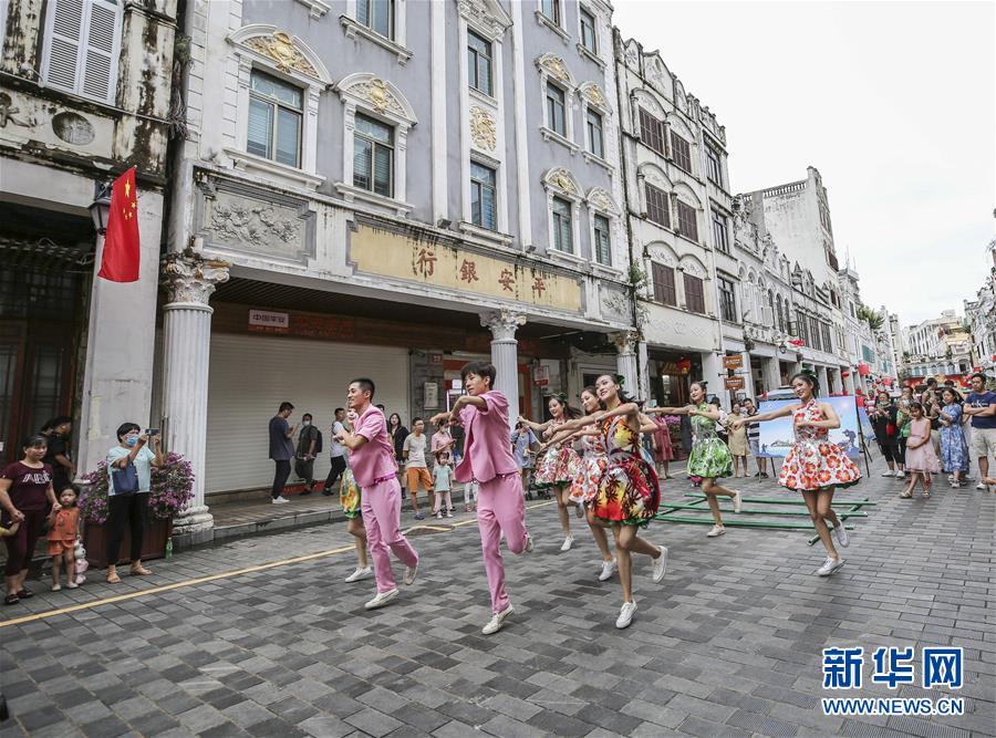 ?？冢汗爬向T樓 歡度國慶
