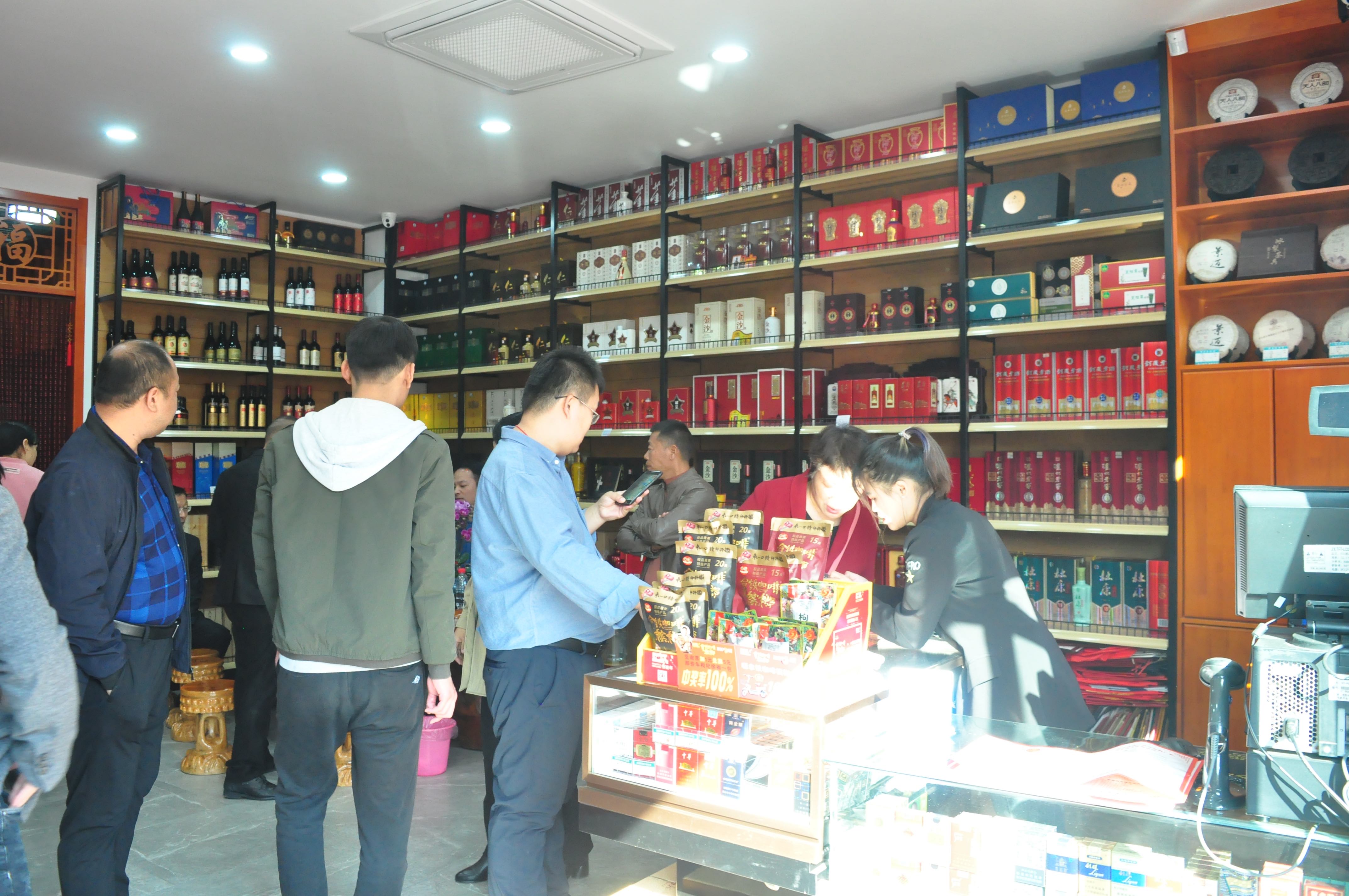 天翼傳大愛(ài)，聚力暖人心！天翼商貿(mào)美酒文化體驗(yàn)館開(kāi)業(yè)現(xiàn)場(chǎng)溫情上演公益慈善拍賣(mài)