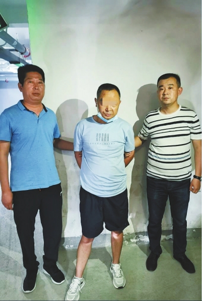 老太太街頭偶遇自家孩子的“故交” 聊聊天，佩戴的金銀首飾咋就丟了？