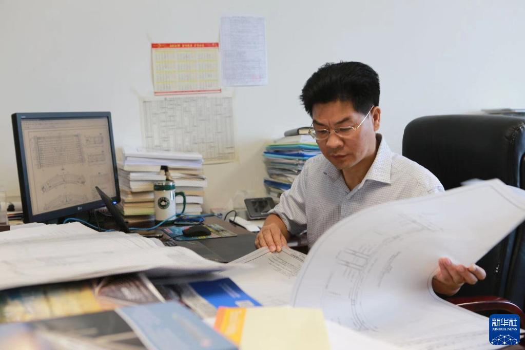 奮斗百年路 啟航新征程·中國共產(chǎn)黨人的精神譜系｜愛崗敬業(yè)、爭創(chuàng)一流——勞模精神述評