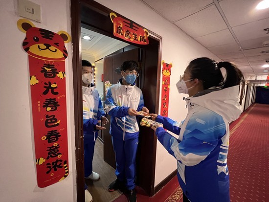 冬奧志愿者身后，有一群更默默無聞的志愿者