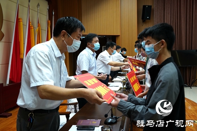 正陽(yáng)縣舉行2022年“金秋助學(xué)”助學(xué)金發(fā)放儀式