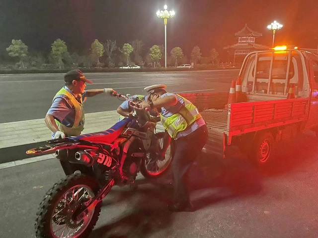 百日行動 | 駐馬店交警嚴(yán)查“飆車炸街黨” ！