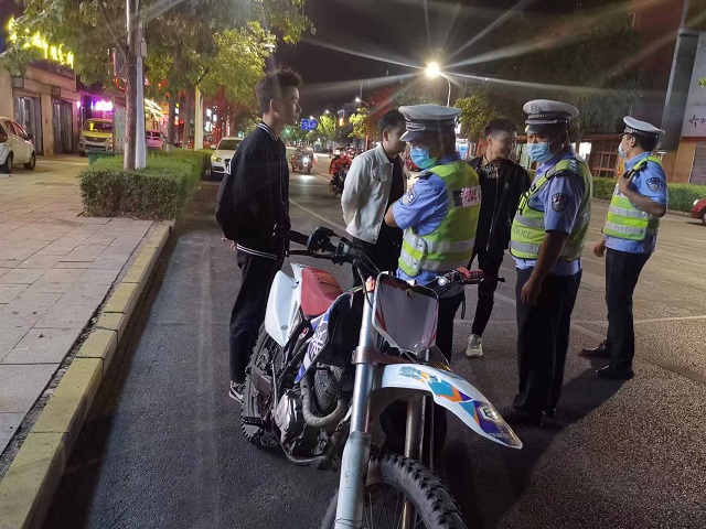 百日行動 | 駐馬店交警嚴(yán)查“飆車炸街黨” ！