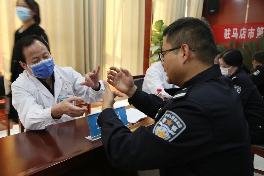確山：健康講座進(jìn)警營(yíng) 義診咨詢暖警心