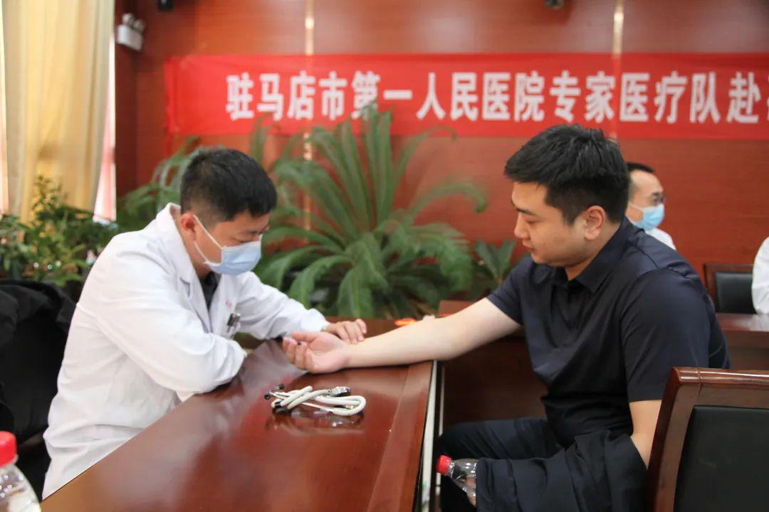 確山：健康講座進(jìn)警營(yíng) 義診咨詢暖警心