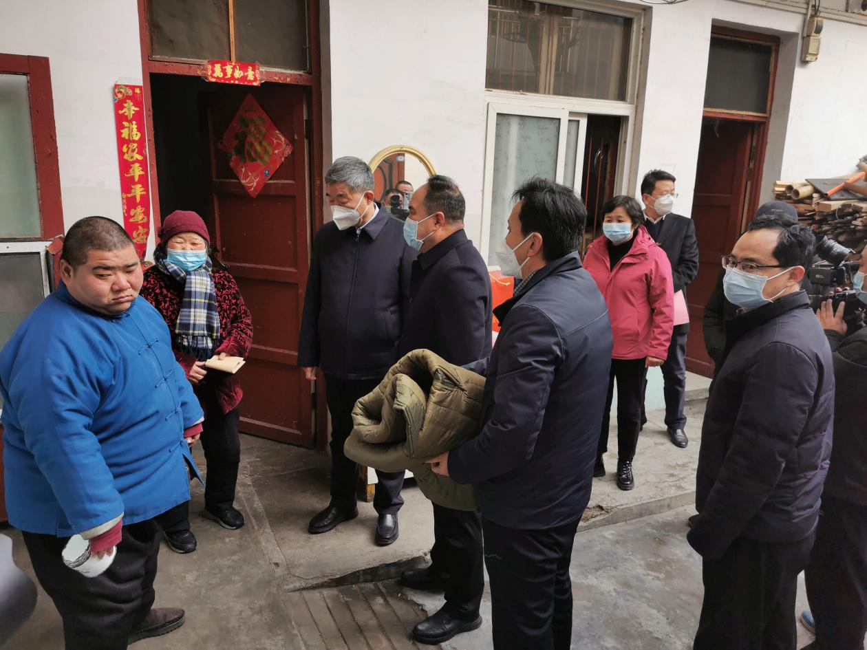  駐馬店市委常委、宣傳部部長、市政府副市長劉曉文春節(jié)慰問困難殘疾人