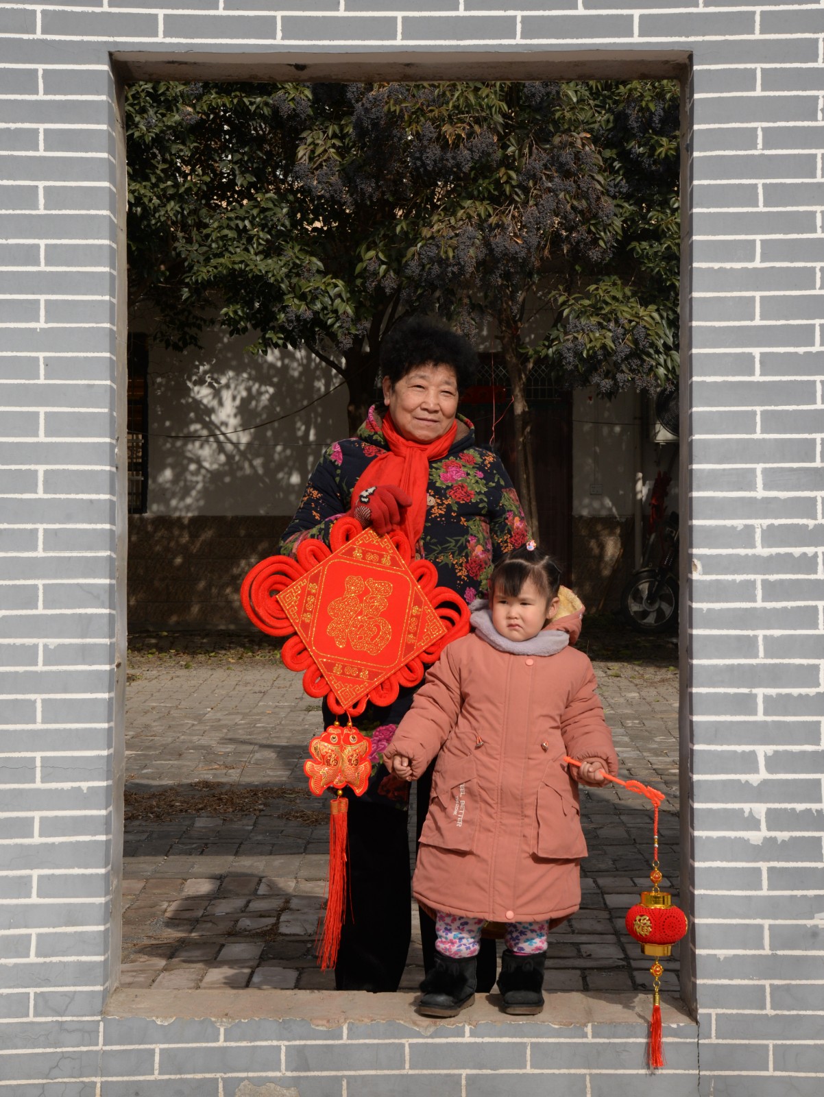 新春走基層丨新年來(lái)張全家福吧！攝影志愿者用光影為村民留住煙火年年