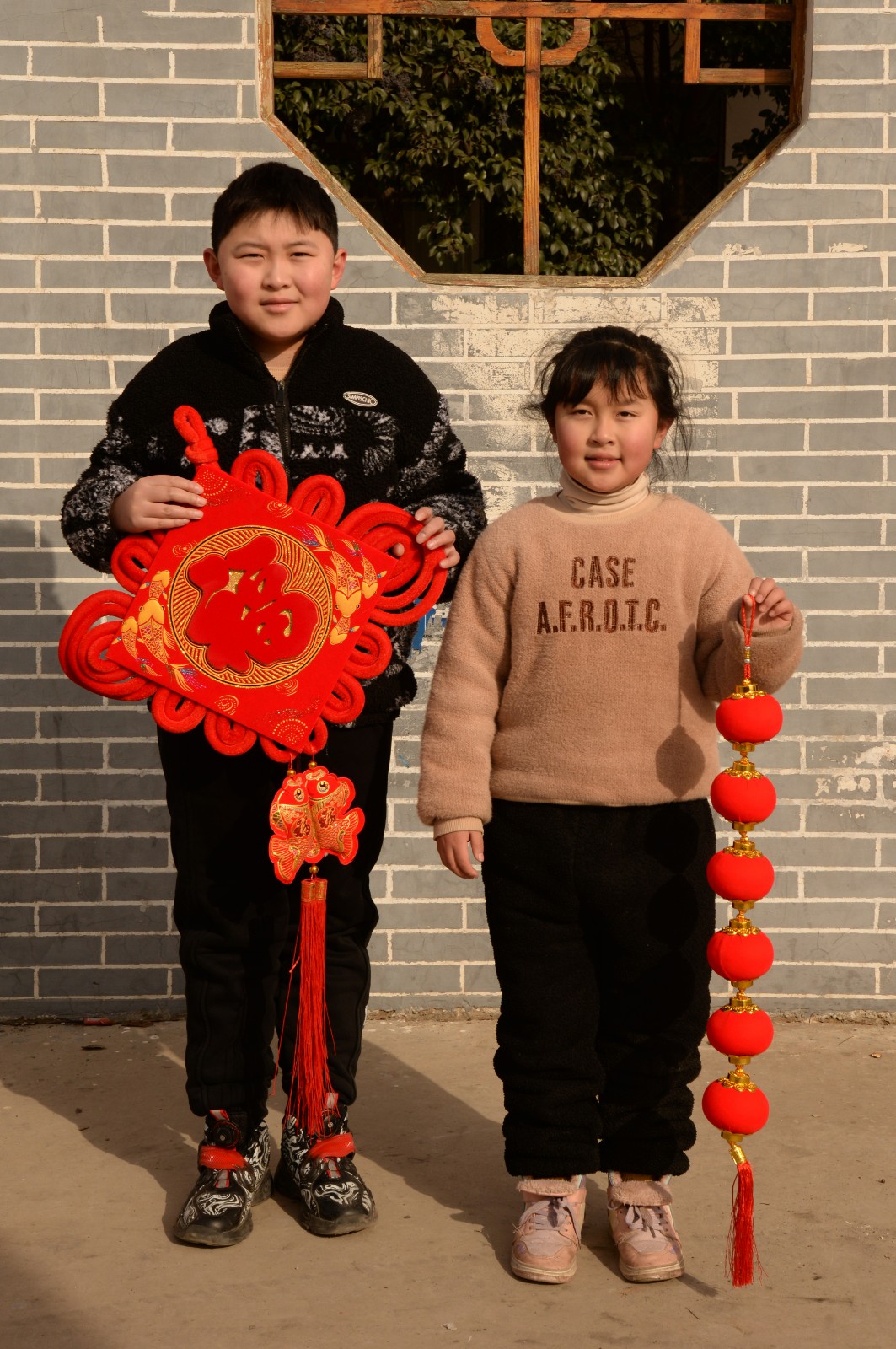 新春走基層丨新年來(lái)張全家福吧！攝影志愿者用光影為村民留住煙火年年