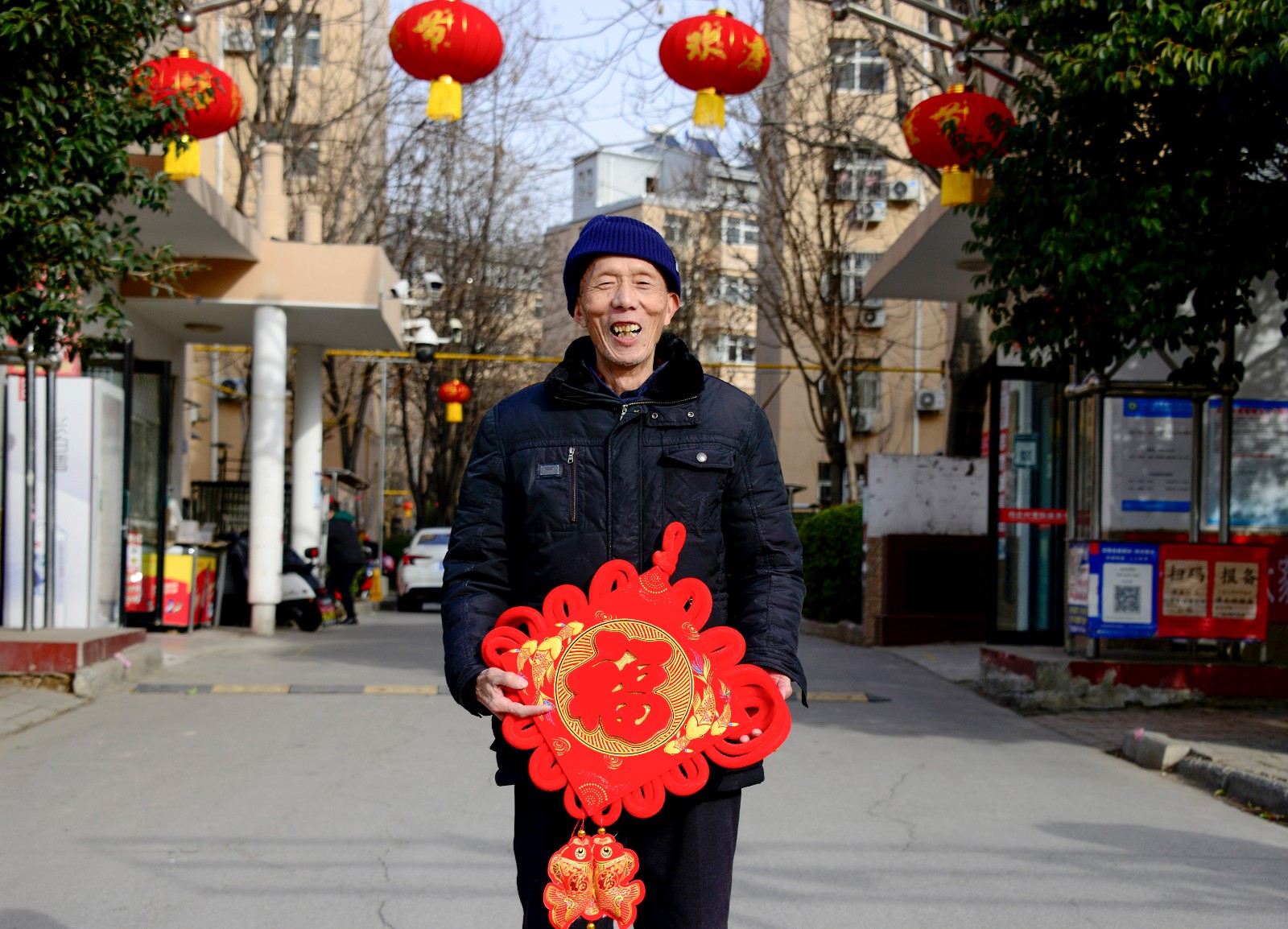 新春走基層丨新年來(lái)張全家福吧！攝影志愿者用光影為村民留住煙火年年