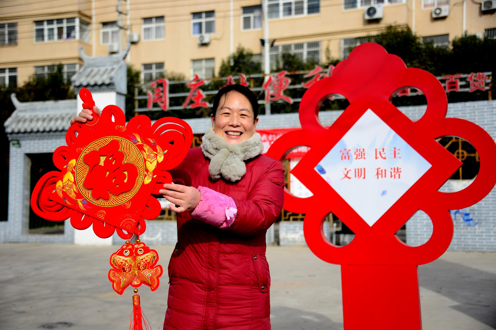 新春走基層丨新年來(lái)張全家福吧！攝影志愿者用光影為村民留住煙火年年