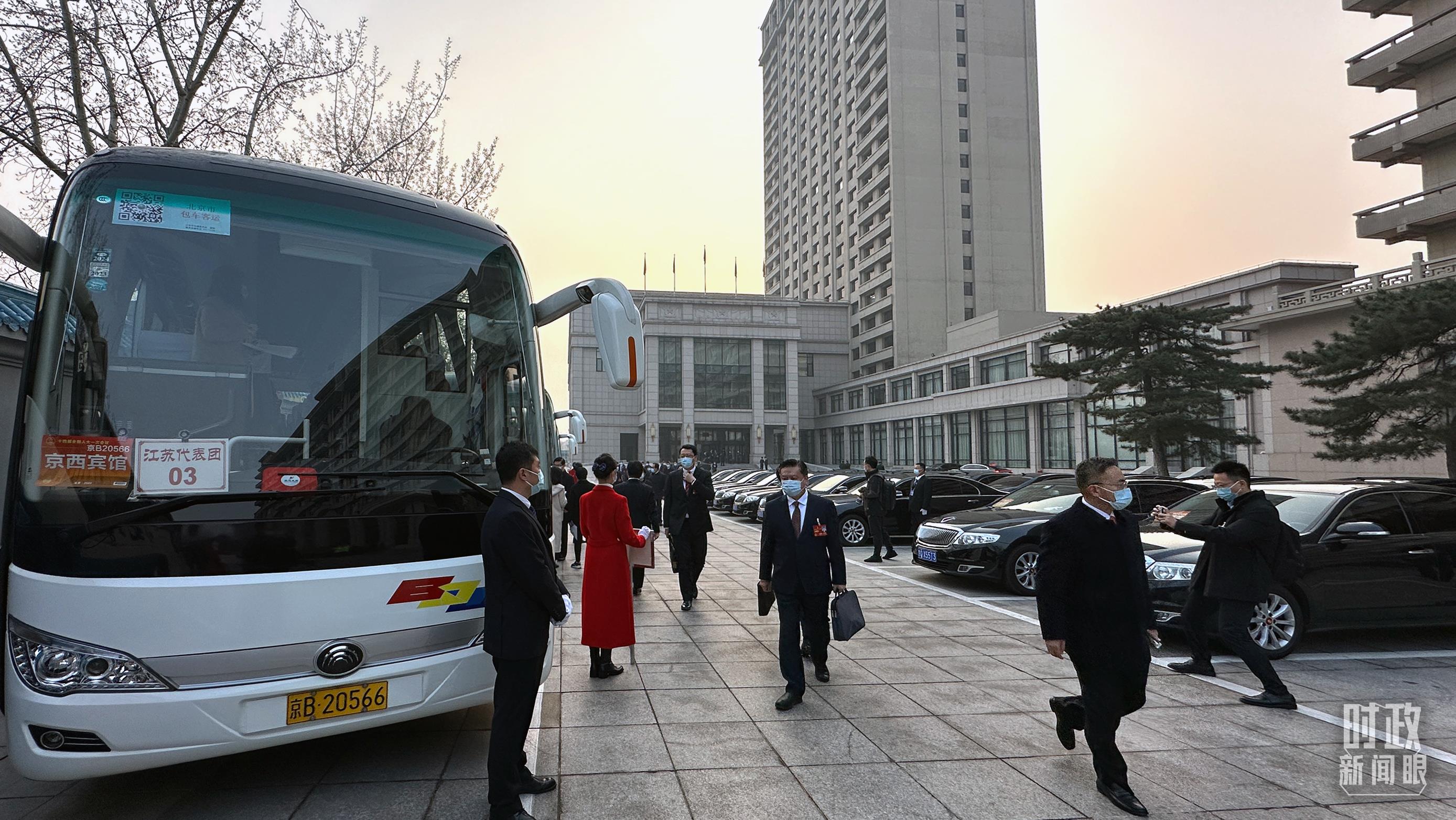時政新聞眼丨今年兩會首次到團(tuán)組，習(xí)近平強(qiáng)調(diào)牢牢把握這個“首要任務(wù)”