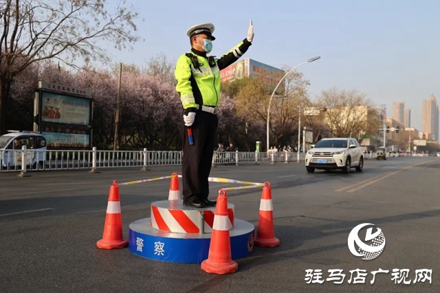  颯！駐馬店交警“文明示范形象崗”亮相街頭