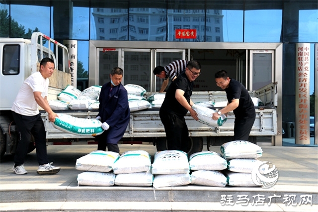 免費(fèi)發(fā)放肥料種子，暖心助力鄉(xiāng)村振興