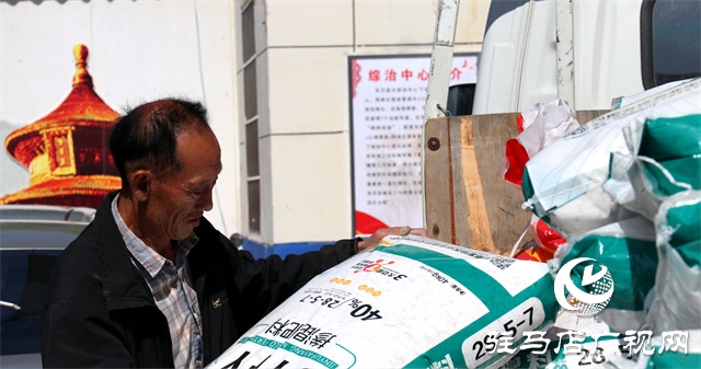 免費(fèi)發(fā)放肥料種子，暖心助力鄉(xiāng)村振興