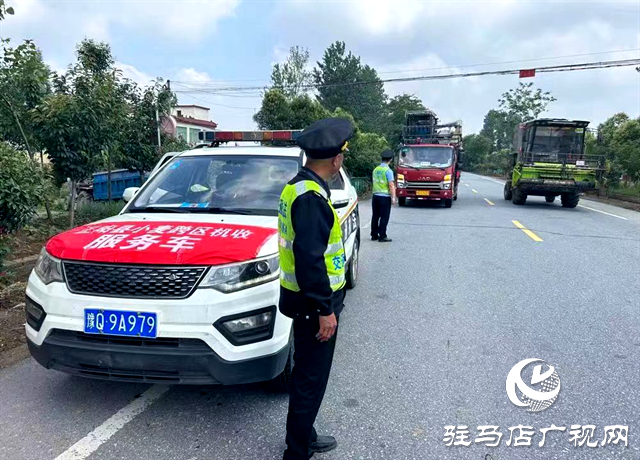 點贊！正陽交通執(zhí)法人員護送迷路收割機