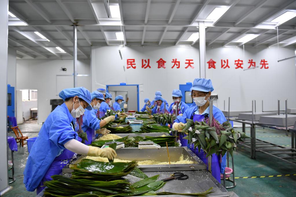 包粽子、造龍舟、收艾葉——汨羅江畔迎端午