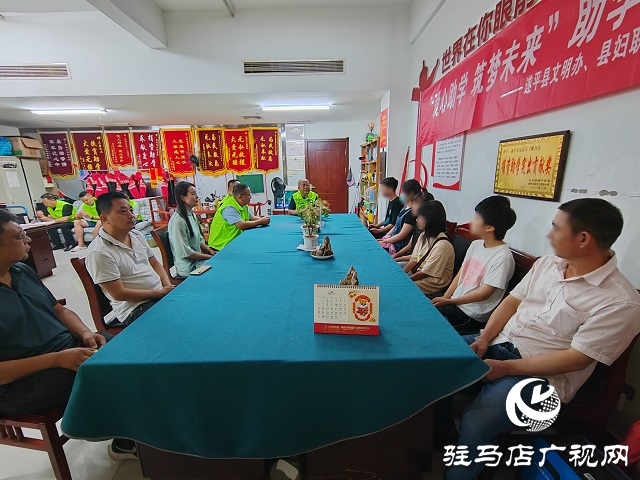  遂平縣文明辦、縣婦聯(lián)、縣教育局攜手吳房義工為寒門學子發(fā)放下半年助學金