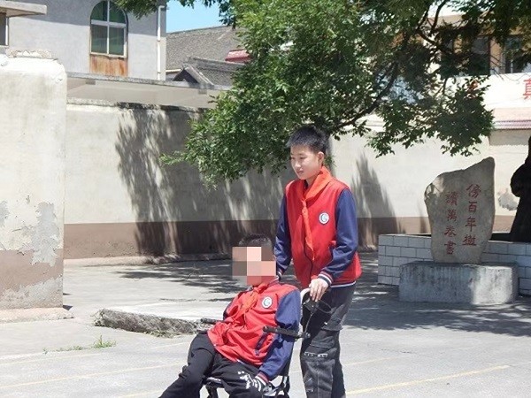 “新時(shí)代好少年”賀祉皓：同學(xué)有難就幫一把、扶一把 把愛(ài)心傳遞下去
