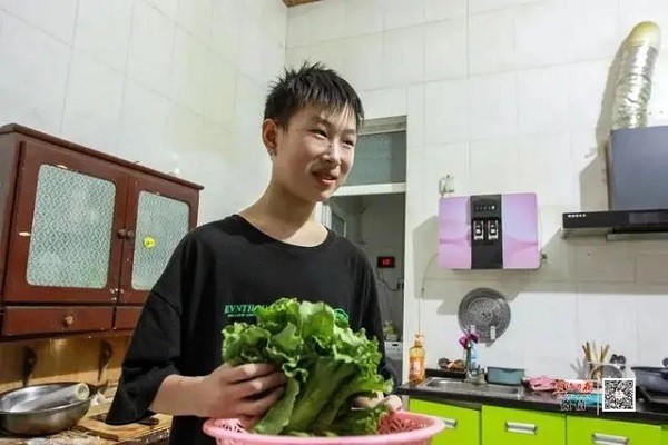 “新時(shí)代好少年”賀祉皓：同學(xué)有難就幫一把、扶一把 把愛(ài)心傳遞下去