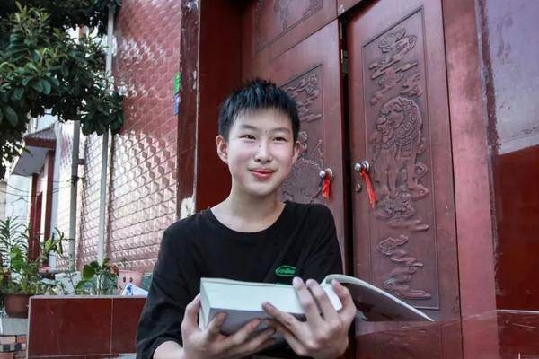 “新時(shí)代好少年”賀祉皓：同學(xué)有難就幫一把、扶一把 把愛(ài)心傳遞下去