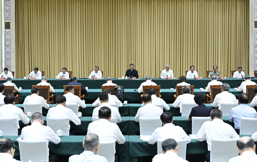 習近平聽取新疆維吾爾自治區(qū)黨委和政府、新疆生產(chǎn)建設兵團工作匯報并發(fā)表重要講話