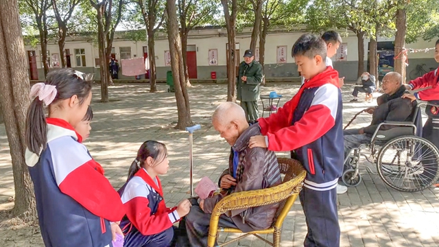 駐馬店實(shí)驗(yàn)小學(xué)開展重陽節(jié)愛老敬老實(shí)踐活動(dòng)