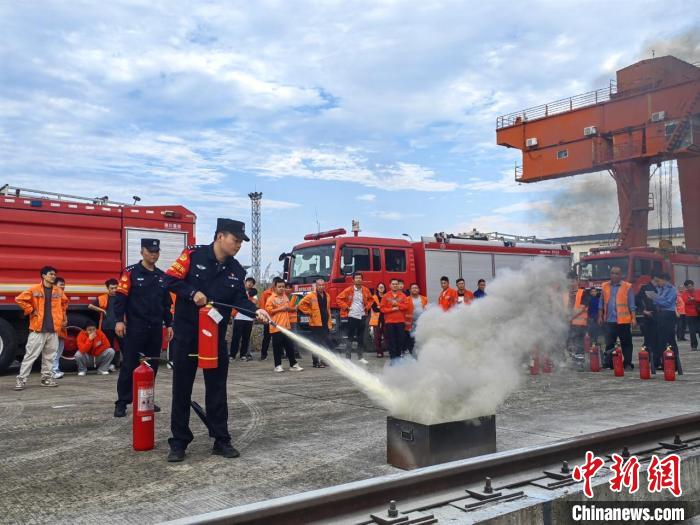 各地鐵路公安機關(guān)開展消防宣傳，擰緊“安全閥”