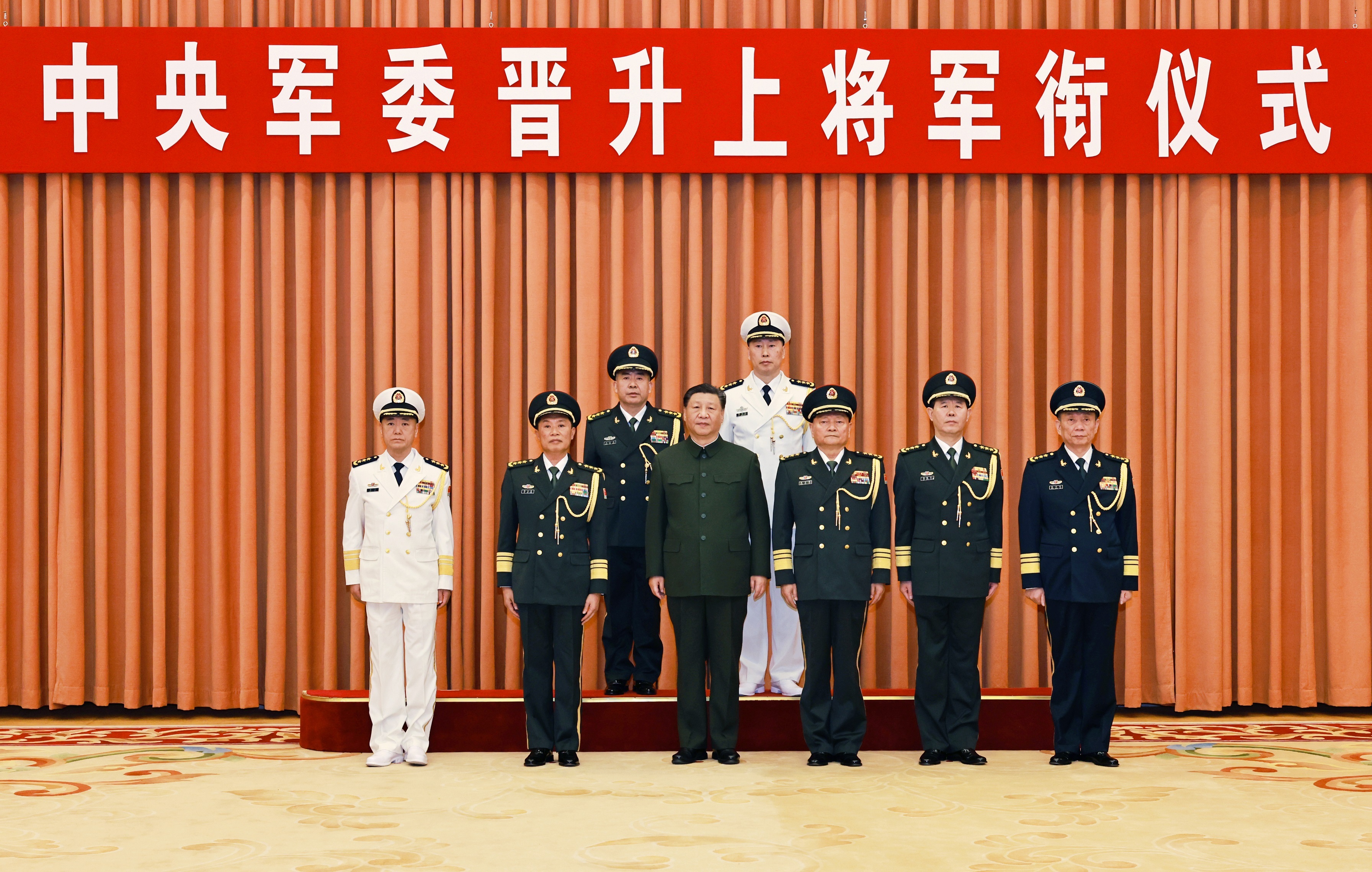 中央軍委舉行晉升上將軍銜儀式 習近平頒發(fā)命令狀并向晉銜的軍官表示祝賀
