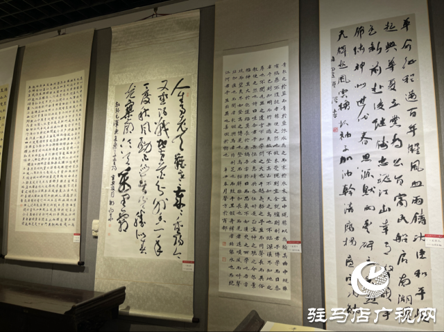 駐馬店市文化館舉行“永遠(yuǎn)聽黨話 筆墨潤(rùn)萬(wàn)家”河南大書法作品展