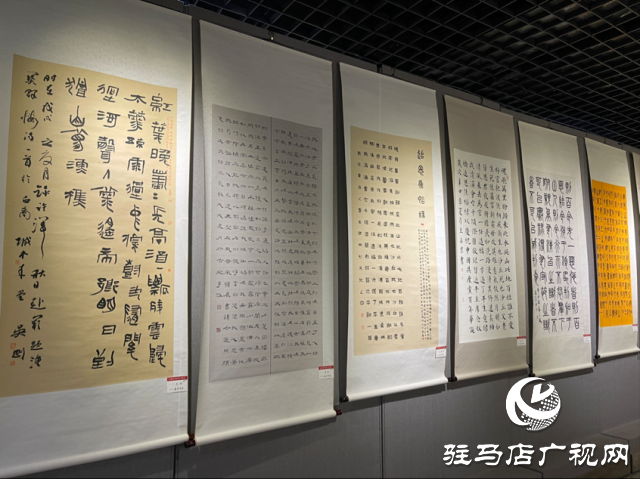 駐馬店市文化館舉行“永遠(yuǎn)聽黨話 筆墨潤(rùn)萬(wàn)家”河南大書法作品展