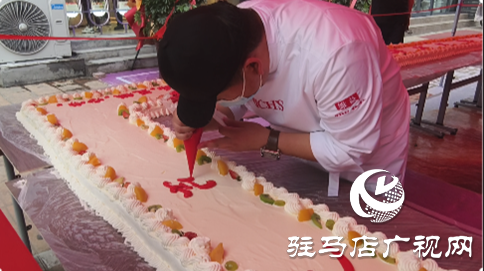 駐馬店一企業(yè)制作20米巨型蛋糕供市民免費享用