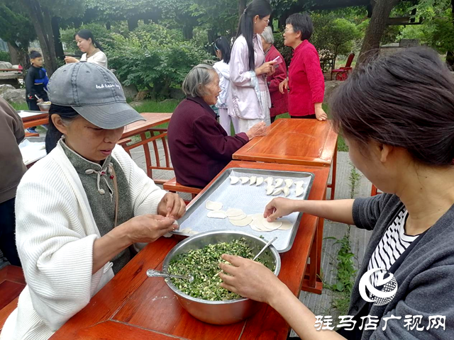 駐馬店經濟開發(fā)區(qū)賈莊居委會：孝心餃子宴感恩母親