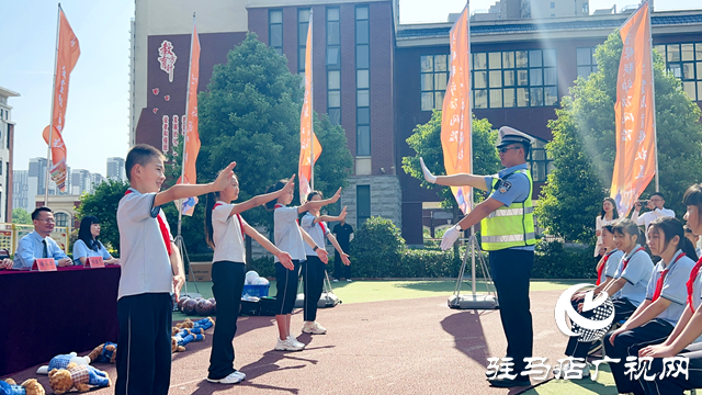駐馬店市公安局交通管理支隊示范區(qū)大隊開展安全教育進(jìn)校園活動