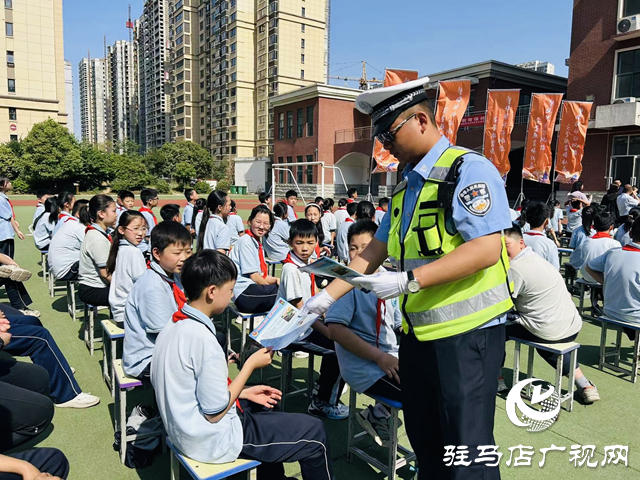 駐馬店市公安局交通管理支隊示范區(qū)大隊開展安全教育進(jìn)校園活動