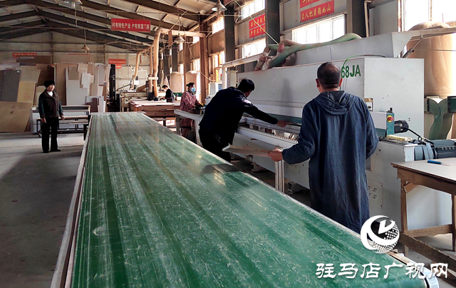 泌陽縣高邑鎮(zhèn)：“小車間”發(fā)揮大作用 村民實(shí)現(xiàn)“家門口”就業(yè)