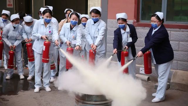 以練強(qiáng)安，防患未“燃”丨駐馬店市第一人民醫(yī)院開展消防應(yīng)急演練，筑牢安全防線